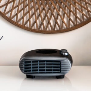 مدفأة مروحية 2000 واط بثلاثة أوضاع تشغيل ومنظم حرارة، تعمل بهدوء وتدفئ غرفاً تصل إلى 20 م² بسهولة وأمان.