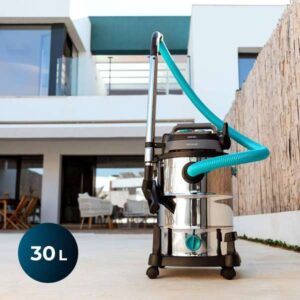 مكنسة صلبة للسائل والجاف بجسم معدني، محرك 1600 واط، خزان ستانلس 30 لتر، نظام نفخ، ومرفقات متضمنة.
