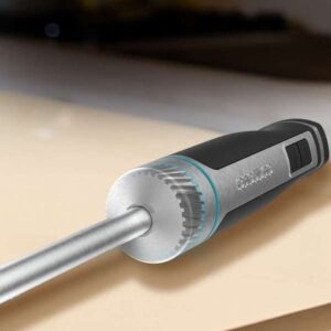 محرك 1500 واط، ذراع XL طويل جدًا، رأس بأربع شفرات مطلية بالتيتانيوم، 21 سرعة مع وضع Turbo، مرفقات متعددة مرفقة.