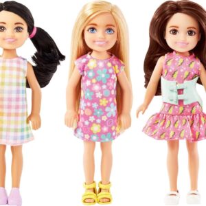 دمية باربي Party Unboxed – إصدار Party Stars – فستان أزرق مزين بنجوم بنفسجية، شعر بني مع خصل زرقاء، كلب صغير، 10 مفاجآت، تغيير لون الوجه – موديل JFG72 – من إنتاج شركة ماتيل