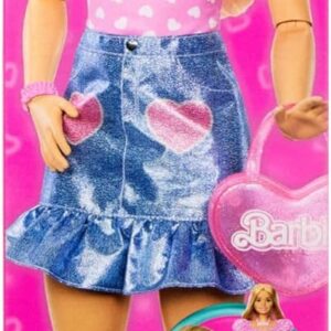 باربي – دمية كبيرة الحجم – طول 71 سم – بلوزة وردية مزينة بقلوب، تنورة جينز، جزمة كاوبوي بيضاء، حقيبة يد، عقد – موديل HYT84 – من إنتاج شركة ماتيل