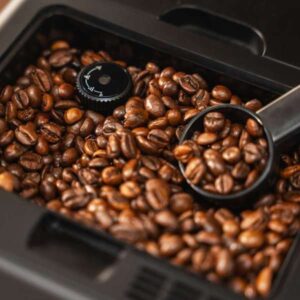 Cremmaet Latte Compact is a fully automatic coffee machine with 19 bar pressure, Thermoblock system, built-in 5 degree grinder, 400 ml milk tank, touch screen and 6 different coffee drinks.