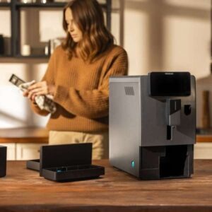 Cremmaet Latte Compact is a fully automatic coffee machine with 19 bar pressure, Thermoblock system, built-in 5 degree grinder, 400 ml milk tank, touch screen and 6 different coffee drinks.